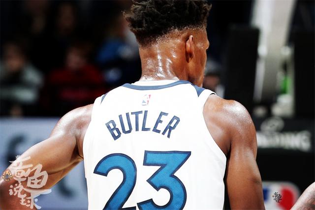 巴黎vs拜仁球迷挂出横幅：滚蛋，财阀纳赛尔！